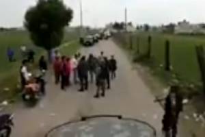 Pobladores de Texmelucan golpean y lanzan piedras a militares
