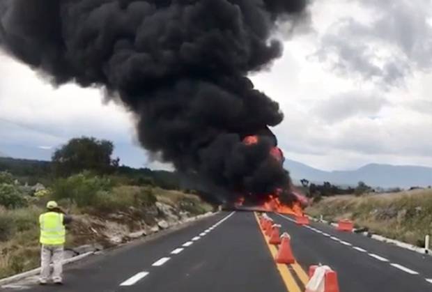 Explota pipa con gasolina tras colisión en la autopista a Oaxaca