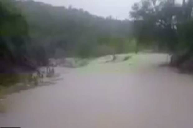 Desbordamiento del río Axamilpa inundó carretera a Zacapala