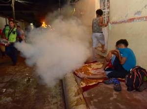Fumigan a Caravana Migrante en Chiapas; fueron rociados contra el “dengue”, justifican