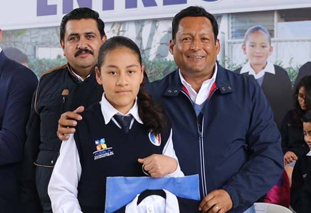 Gobierno de Puebla entrega 5 mil 73 uniformes gratuitos en Tetela de Ocampo