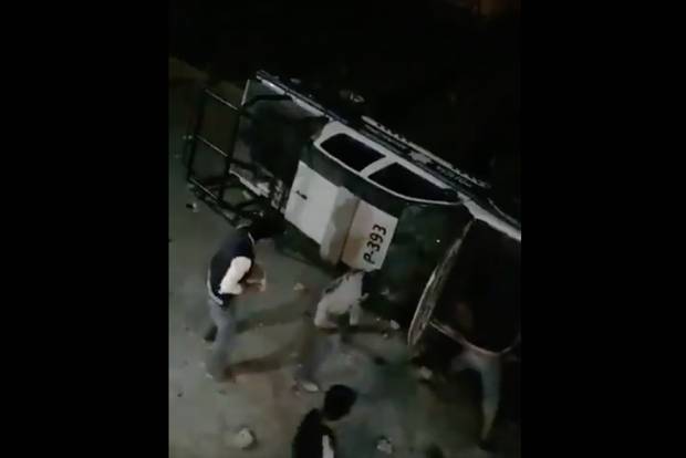VIDEO: Vecinos de Tlaxcalancingo destruyen patrulla ante linchamiento frustrado