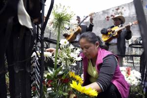 FOTOS: Panteones de Puebla se llenan de flores y música este 10 de mayo