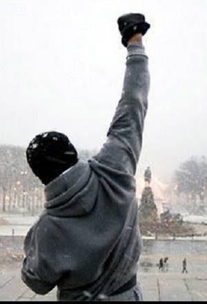 Super Bowl LII: Aparece estatua de Rocky Balboa con jersey de los Patriotas