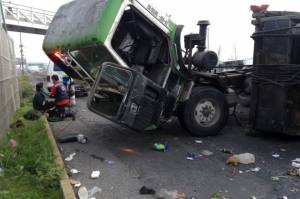 Dos lesionados por volcadura de camión recolector de basura en Periférico