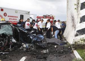 VIDEO: Muere hombre al impactar su vehículo contra puente en la Vía Atlixcáyotl