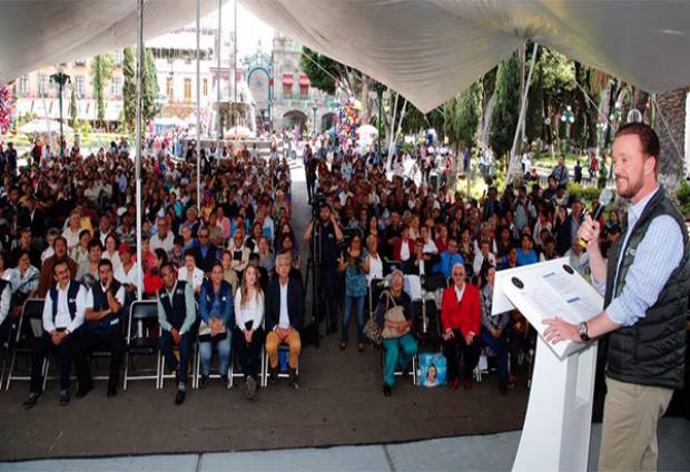 Luis Banck reconoce a adultos mayores en el zócalo de Puebla