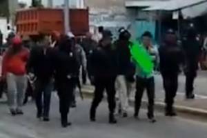 Ladrón de comercio fue golpeado y exhibido con letrero en calles de Tlacotepec