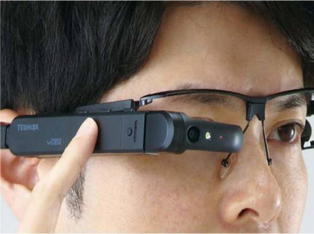 Ya vienen las primeras gafas de realidad aumentada de Microsoft y Toshiba