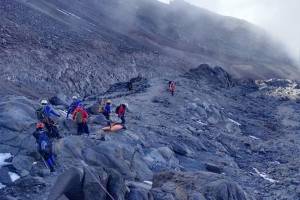 Tardan 19 horas en rescatar cadáver de alpinista estadounidense en el Citlaltépetl