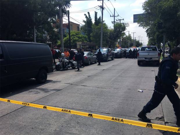 Asaltantes matan a policías en clínica de Guadalajara