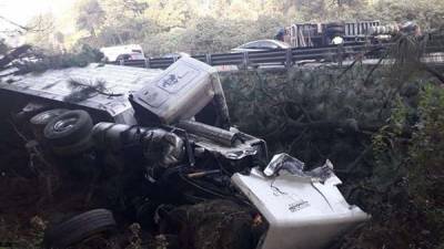 Camión con peregrinos choca con tráiler en la autopista México-Puebla