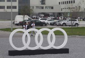 Trabajadores de Audi paran labores por retraso en el pago de salario