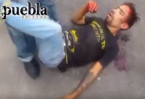 Usuarios golpean y amarran a asaltante de la Ruta “27A” en Puebla