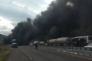 Pipa con combustible se incendió sobre la autopista Puebla-Orizaba