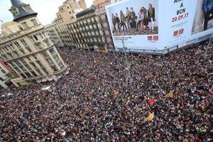 Cataluña se paraliza contra la represión; Felipe VI acusa “deslealtad”