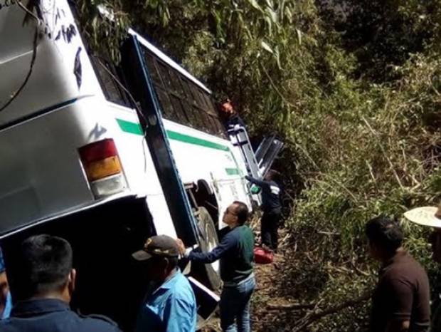 Volcadura de autobús en Oaxaca deja 25 personas heridas