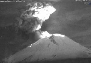 VIDEO: Explosión del Popocatépetl alcanza mil 200 metros de altura