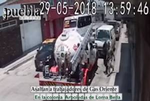 VIDEO: Roban pipa de gas y se llevan a trabajadores en Arboledas de Loma Bella