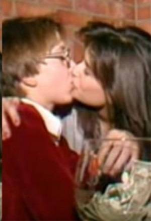 VIDEO: Apareció Demi Moore besando a menor de edad