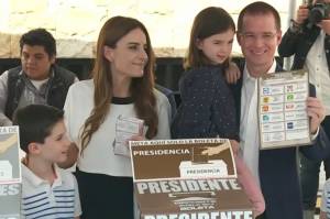 Ricardo Anaya emitió voto junto a su familia en Querétaro