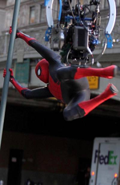 Spider Man: Tom Holland reveló el nuevo traje arácnido