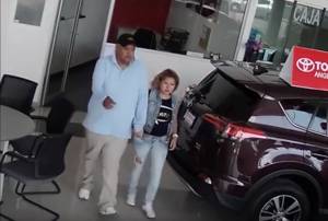 VIDEO: Así de fácil, pareja roba laptop en agencia Toyota de Angelópolis