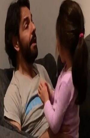 VIDEO: Eugenio Derbez enseña a cantar a su hija