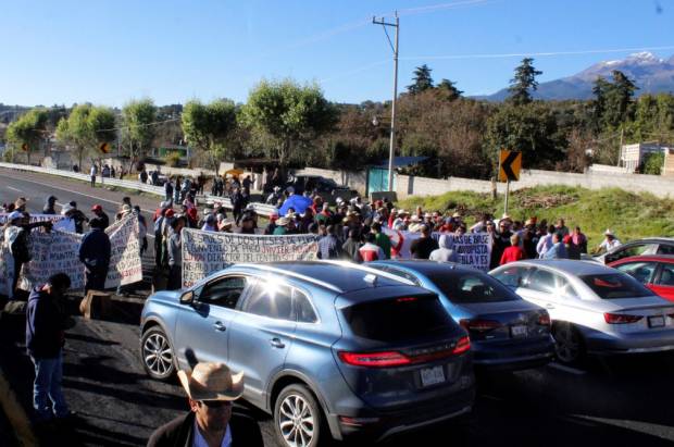 Vecinos de Santa Rita Tlahuapan bloquean autopista y federal México-Puebla