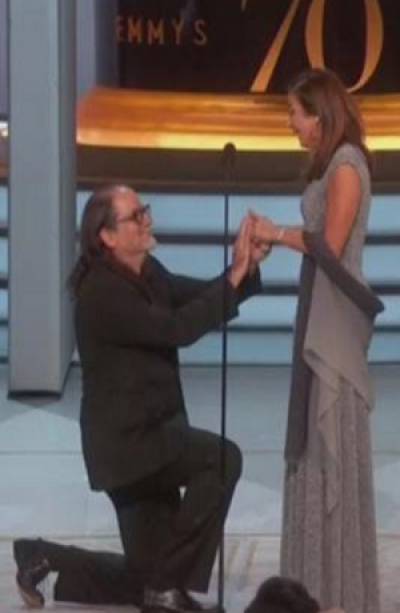 VIDEO: Ganador del Emmy le propone matrimonio a su novia en plena premiación