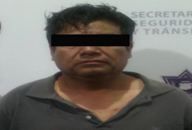 Amenazó a su esposa con una pistola y la golpeó en el centro de Puebla