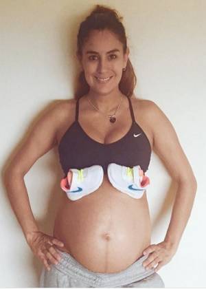 Paola Espinosa presumió su embarazo bajo el agua