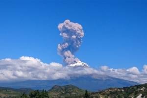 Explosión del Popocatépetl lanza columna de 4 kilómetros de altura