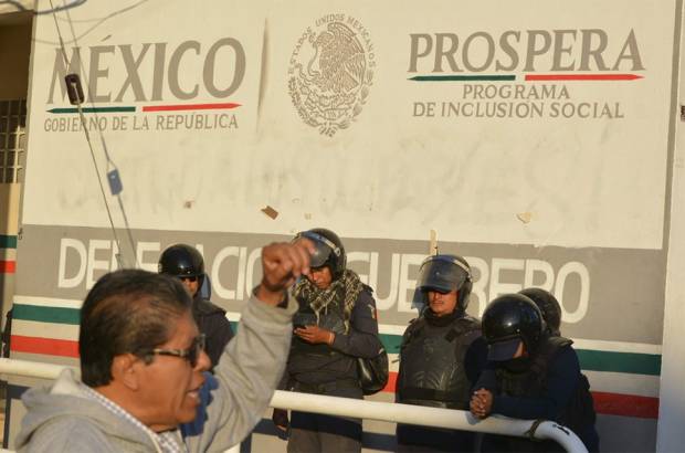 Mueren siete en asalto a vehículo de Prospera en Guerrero