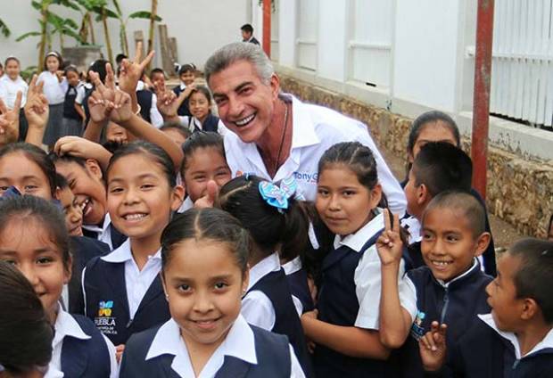 Tony Gali entrega obras y apoyos en Coxcatlán