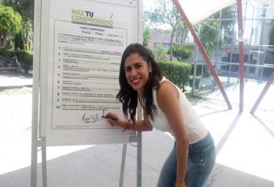 Karina Romero firma compromisos por agua y animales