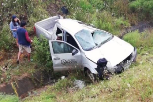 Camioneta volcó en el Periférico Ecológico de Puebla