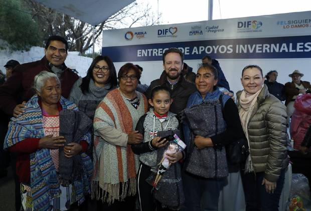 Luis Banck y Susy Angulo de Banck entregan apoyos invernales en Romero Vargas