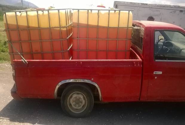 Confiscan camionetas con 4 mil 600 litros de combustible ilícito en Puebla