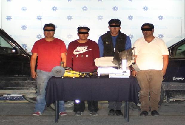 Cayeron cinco asaltantes de negocio y chofer repartidor en Puebla