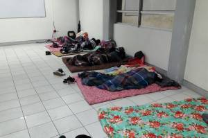VIDEOS: Albergan a 120 personas en el centro escolar de Teziutlán