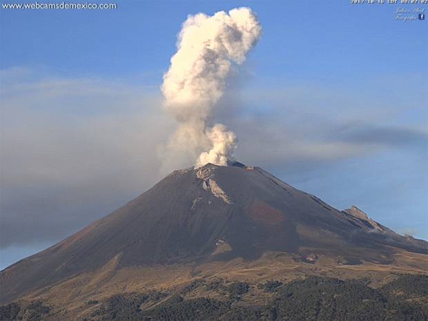 Popocatépetl mantiene emisión continua de vapor de agua y ceniza