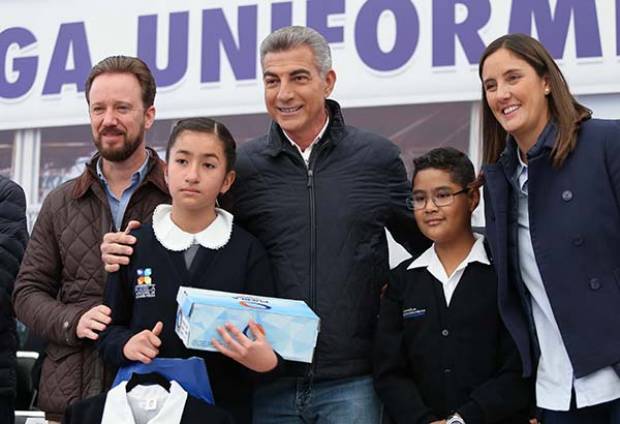 Tony Gali entrega uniformes y calzado escolar en Puebla Capital