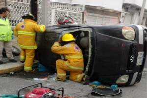 Dos prensadas tras colisión de vehículos en la colonia Benito Juárez