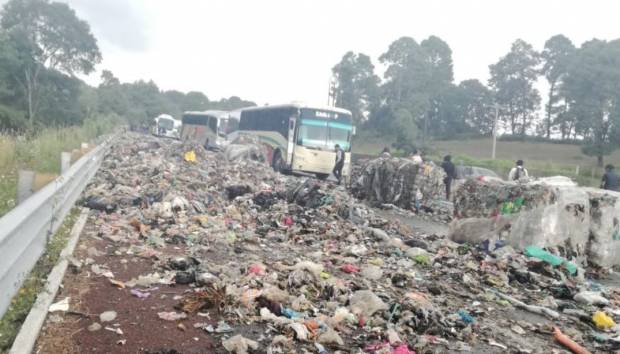 Se voltea camión de basura en autopista México-Puebla, bloqueó parcialmente la vía