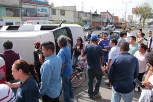 FOTOS: Volcó camioneta con urnas robadas en la 24 Sur