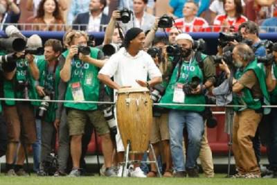 Ronaldinho pone sabor en la clausura del mundial