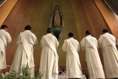 Arzobispo de Puebla ordena a ocho nuevos sacerdotes