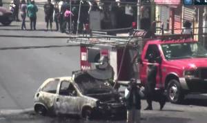 Ambulantes  queman auto para evitar desalojo en Totimehuacán