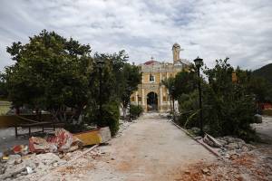 Obispo niega que sacerdote abandonara a feligreses al colapsar templo en Atzala